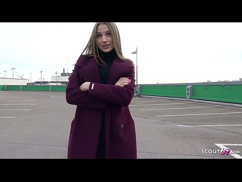 ❤️ ドイツ人スカウトマンは、夢のようにスティール、駐車場のテルテル、お金のためのセクシーに触れることです。 ファッキングビデオ ❌️❤