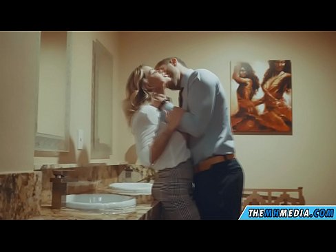 ❤️ 公衆トイレで巨乳金髪美女に誘惑されたら ファッキングビデオ ❌️❤